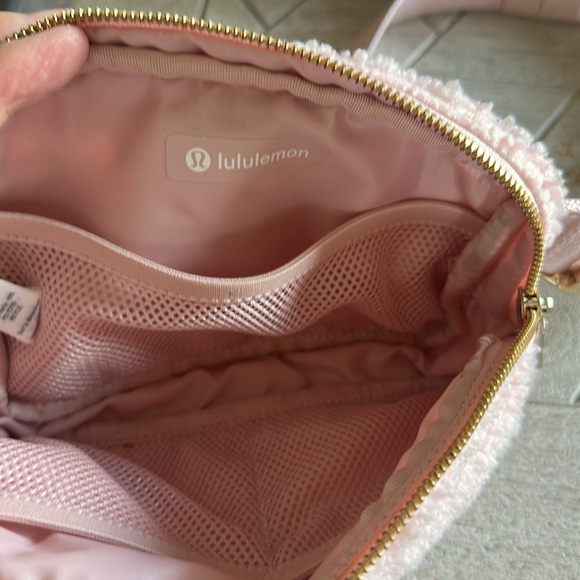 Lululemon Everywhere Belt Bag 1L *Fleece Pink Mist / Gold - Picture 7 of 7